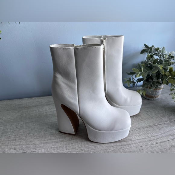 MADDEN GIRL Women's Kourt Sculpted-Heel Platform Booties - Picture 3 of 9